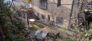 una vista aérea de un patio con sillas y un edificio en Hedgehog Shelter en Budapest