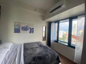 En eller flere senge i et værelse på Air Residences Makati - fully furnished condo with skyline views!