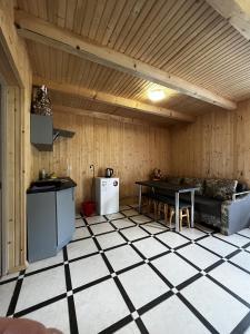布克維的住宿－Котеджі Зоряне Небо，一间设有厨房和一张桌子的房间