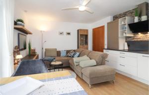 sala de estar con sofá y mesa en Gorgeous Apartment In Schiefling Am Wrthers, With Kitchen, en Sankt Egyden