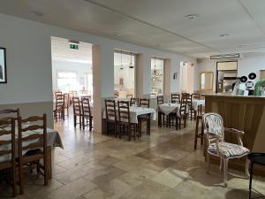 een eetkamer met tafels en stoelen in een restaurant bij Lou Castellas in Eyguières
