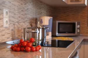 Un paquet de tomates sur un comptoir dans une cuisine dans l'établissement Elixrison Villas - Sea view Villa near Nidri, à Nikiana
