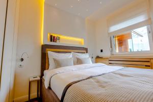 Schlafzimmer mit einem großen Bett und einem Fenster in der Unterkunft Platinum_Luxury_Apartment II in Teslić