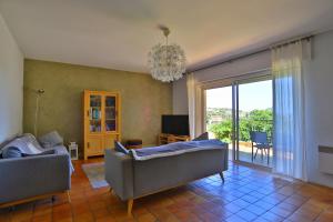 uma sala de estar com dois sofás e uma televisão em Lantana luxury property em Bormes-les-Mimosas