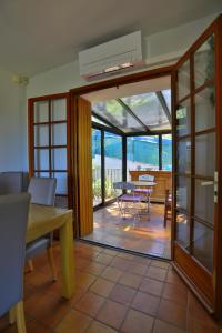 una sala da pranzo con tavolo e porta scorrevole in vetro di Lantana luxury property a Bormes-les-Mimosas