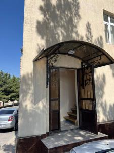 wejście do budynku z otwartymi drzwiami w obiekcie KHAN APARTMENTS w Samarkandzie