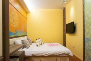 A bed or beds in a room at Bei Pin B&B