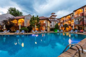 Bazén v ubytování Complex Sunrise by HMG - All Inclusive nebo v jeho okolí
