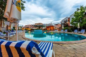 Bazén v ubytování Complex Sunrise by HMG - All Inclusive nebo v jeho okolí
