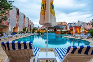 Bazén v ubytování Complex Sunrise by HMG - All Inclusive nebo v jeho okolí