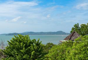 Blick auf einen großen Wasserkörper mit einem Haus in der Unterkunft The Westin Siray Bay Resort & Spa, Phuket in Phuket