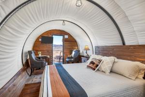 Zion White Bison Glamping & RV Resort客房内的一张或多张床位