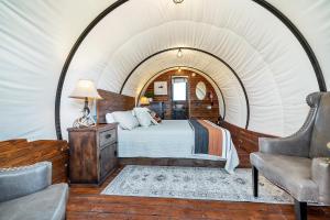 Zion White Bison Glamping & RV Resort客房内的一张或多张床位