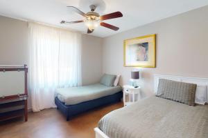 1 dormitorio con 2 camas y ventilador de techo en South Valley Retreat, en Avondale