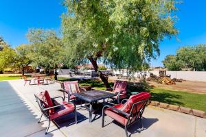 a patio with a table and chairs under a tree at South Valley Retreat in Avondale