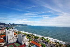 eine Luftansicht auf das Meer und eine Stadt in der Unterkunft Nha Trang Palace Hotel in Nha Trang