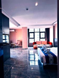 西哈努克的住宿－东方酒店，酒店客房设有床和客厅。