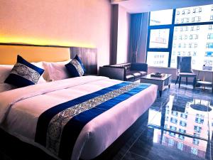 东方酒店 في سيهانوكفيل: غرفة فندقية بسرير ونافذة كبيرة