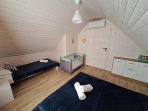Łóżko lub łóżka w pokoju w obiekcie Błękitne Zamorze