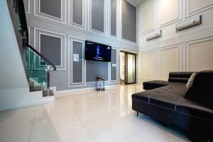 a living room with a couch and a flat screen tv at Crystal Hotel โรงแรมคริสตัล in Ban Nong Wa +31 photos