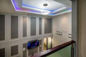 a room with a ceiling with a tv in it at Crystal Hotel โรงแรมคริสตัล in Ban Nong Wa
