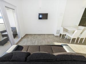 Fotografie z fotogalerie ubytování Comfy Apartment in Sveti Petar na Moru with Garden v destinaci Krmčina