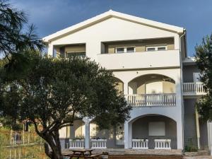 Fotografie z fotogalerie ubytování Comfy Apartment in Sveti Petar na Moru with Garden v destinaci Krmčina
