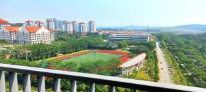 d'un balcon offrant une vue sur la ville. dans l'établissement Bell Suites by Salaam Suites, Sepang, à Sepang