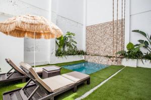 バレンシアにあるLOFT RUZAFA PLUSのプール、椅子、パラソルが備わる客室です。