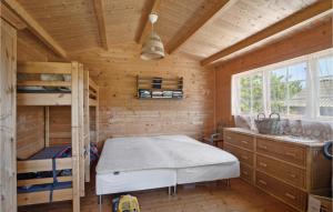 um quarto com um beliche num chalé de madeira em Pet Friendly Home In Sejer With Kitchen em Sejerby