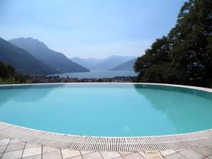 einen großen blauen Pool mit Seeblick in der Unterkunft Villa in Pisogne with pool garden and lake view in Pisogne