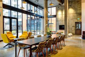 ein Esszimmer mit Tisch und Stühlen und Fenstern in der Unterkunft Bellevue 1BR w BBQ Gym WD nr Spring District SEA-224 in Bellevue