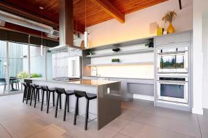 eine Küche mit einer Bar mit Hockern in der Unterkunft Bellevue 1BR w BBQ Gym WD nr Spring District SEA-224 in Bellevue