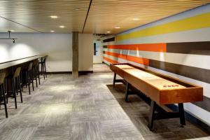 eine Reihe von Tischtennisplatten in einem Zimmer in der Unterkunft Bellevue 1BR w BBQ Gym WD nr Spring District SEA-224 in Bellevue