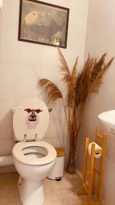La salle de bains est pourvue de toilettes avec une tête de chien sur le couvercle. dans l'établissement Studio Seaven, Lozenets, à Lozenets