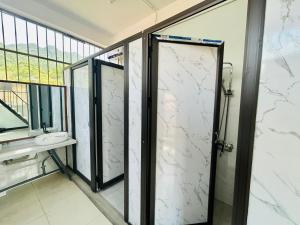 twee glazen deuren in een badkamer met een raam bij Majestic Hostel - Tour & Motorbike Rental in Ha Giang