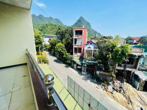 een balkon met uitzicht op een straat bij Majestic Hostel - Tour & Motorbike Rental in Ha Giang