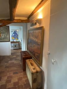 a room with a painting on the wall and a bench at BB Ling Bellay in Marray