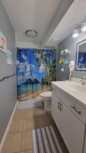 ホノルルにあるWaikiki Condo 2 Bedrooms 2 Bathrooms with 1 free parking spaceのヤシの木の壁画が施されたバスルーム(シャワー付) +37枚の写真
