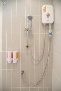 La salle de bains est pourvue d'une douche et d'un sèche-cheveux. dans l'établissement Ray's Home,3BR with front yard,walkable to Nimman, à Chiang Mai