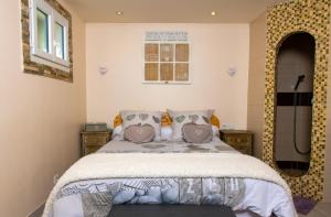 1 dormitorio con cama y ducha en Gite De La Sueur Au Bonheur, en La Bouilladisse