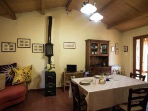 ein Wohnzimmer mit einem Tisch und einem Sofa in der Unterkunft Holiday Home in Paciano with Swimming Pool Terrace Billiards in Paciano