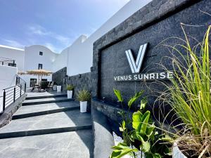 een bord voor de V villa's zonsopgang aan een muur bij Venus Sunrise Suites & Villas in Vourvoúlos