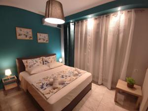 um quarto com uma cama e uma parede azul em TRAVELLERS HOUSE em Volos