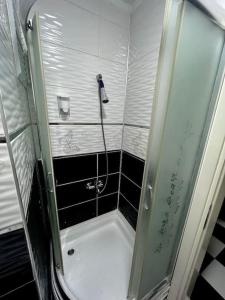 um chuveiro com uma porta de vidro na casa de banho em Venüs apart em Istambul
