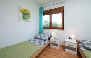 En eller flere senge i et værelse på 3 Bedroom Awesome Home In Liznjan