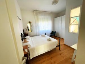 1 dormitorio con cama blanca y ventana en Big Apartment with Free Parking en Florencia