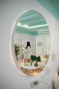 聖安娜納克索斯的住宿－Flora Apartments & Studios，站在带镜子的客厅中的女人