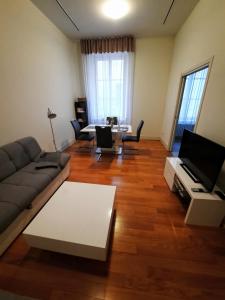sala de estar con sofá y mesa en Appartamento Tergesteo, en Trieste