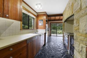 cocina con chimenea de piedra y fregadero en Sydney View, en Woodford 20 fotos más